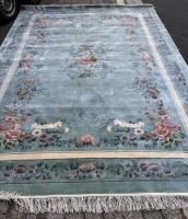 Auktion 369 / Los 13019 <br>gr. China-Teppich, Blumenmuster, t&uuml;rkis-grundig, 244x340 cm, ca. 40 kg