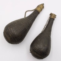 Auktion 369 / Los 7041 <br>2x orientalische Pulverflaschen, &auml;lter, ca. L-17,5 bis 21cm