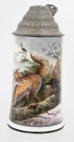 Auktion 369<br>alter Bierkrug , Porzellan mit Lithophanie, umlaufend handbemalt mit gefangenen Fuchs und Hund, Zinndeckel, H-21 cm