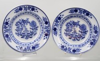 Auktion 369<br>2x tiefe Teller um 1900, Zwiebelmuster, ca. H-4,2cm D-24,5cm