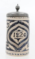 Auktion 369<br>grosser  Bierkrug, datiert 1820, Salzglasur mit Zinndeckel. 1 L, innen Zinn-Punzen, minim. Chip und kurzer Brandriss, nicht durch, H-23 cm