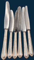 Auktion 369 / Los 11053 <br>5x kleine, 1 grosses Messer mit Silbergriffen-800- L-24,5 und 21 cm, zus. 380 gr