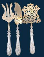 Auktion 369 / Los 11057 <br>3x gr. Fisch-Vorlegeteile mit Silbergriffen, Heber etc. alle vergoldet, L-ca. 28 cm, zusammen 330 gr