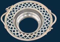Auktion 374<br>Schalenhalter , 4 unbekannte Punzen? Einsatz-Glasschale fehlt, verslbert, H-6 cm, B-16 cm,  200 gr., Schlangen als Griffe