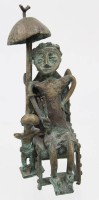 Auktion 369<br>Benin Bronze  "thronender K&ouml;nig mit Kind unter Sonnenschirm", stark patiniert, H-15 cm
