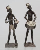 Auktion 369 / Los 15103 <br>2x afrikan. Statuetten aus Metall, Trommler, H-ca. 14 cm, Reste alter Fassung