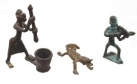 Auktion 369<br>3x div. westafrikan. Bronzen,  Frau mit M&ouml;rser, Mann mit Pfeil u. Bogen, Krokodil, tw. stark patiniert, H- max. 8 cm