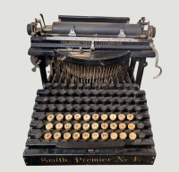 Auktion 369<br>SMITH PREMIER NO 4 SCHREIBMASCHINE  (Bauzeit 1898-1908), sammelw&uuml;rdige Erhaltung und wohl funktionsf&auml;hig, 37x32 cm, H-25 cm