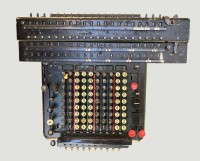 Auktion 369<br>grosse MADAS 20 AT Rechenmaschine., elektromechanisch um 1910, sammelw&uuml;rdige Erhaltung, Funktion nicht gepr&uuml;ft (kein Kabel), Staffelwalzenmaschine, Das Modell 20A gilt als "Superautomat", da es komplexe Operationen wie Division und Multiplikation automatisch durchf&uuml;hren kann. ca. 16 kg. schwer