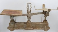 Auktion 369 / Los 16092 <br>Marktwaage um 1900, Altersspuren, ca. H-30,5cm B-63cm T-28,5cm