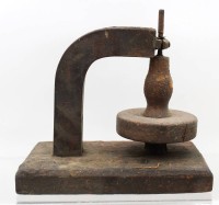 Auktion 369 / Los 16096 <br>eine Presse oder &auml;hnliches Holz, starke Altersspuren, ca. H-21cm B-24cm