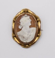 Auktion 369<br>Camm&eacute; Brosche, &auml;lter, goldfarbene Fassung, ca. 5 x 3,5cm