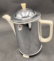 Auktion 369<br>Kaffeekanne "Hutschenreuther" in versilberter Ummantelung um 1930/40, H-22cm, Innenrand minim. Chip