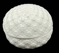 Auktion 369<br>weisse Deckeldose "Meissen" Bl&uuml;tendekor,1 Wahl, H-8 cm