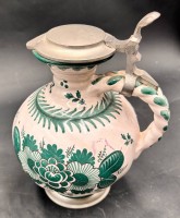 Auktion 369 / Los 9064 <br>Enghalskrug mit Zinndeckel und Stand, H-20 cm