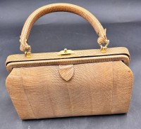 Auktion 369 / Los 13027 <br>Reptilienleder-Handtasche, guter Zustand, 17x25 cm