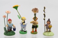 Auktion 369<br>4x Blumenkinder, Erzgebirge, davon 2x Tischkartenhalter, Altersspuren teilweise, ca. H-9cm