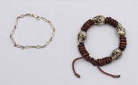 Auktion 369<br>Silber-Armband (4,3gr.) sowie Modeschmuckarmband mit silberfarbenen Totenk&ouml;pfen, ca. L-18cm