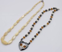 Auktion 369<br>2x Halsketten, Perlmutt und H&auml;matit