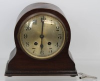 Auktion 369 / Los 2119 <br>Kaminuhr um 1930, Holzgeh&auml;use, dieses besch&auml;digt, Schl&uuml;sselwerk l&auml;uft kurz an, ca. H-23cm B-24cm