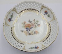 Auktion 369<br>Schale auf 3 F&uuml;ssen, Kaiser, Nossek, H-7,5cm D-23cm