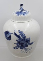 Auktion 369<br>hohe Deckelvase, Royal Copenhagen, Blaue Blume, ca. H-28,5cm