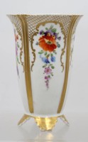 Auktion 369<br>hohe Vase, Volkstedt, Blumen und Goldbemalung, ca. H-16,3cm