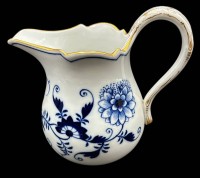 Auktion 369<br>gr. Sahnek&auml;nnchen "Meissen" Zwiebelmuster mit Gold, 1.Wahl, H-14 cm