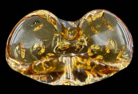 Auktion 369 / Los 10067 <br>kl. bernsteinfarbener Aschenbecher, H-5 cm, 12x8 cm