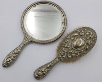 Auktion 369<br>Kleiderb&uuml;rste und Handspiegel, E.P.N., Spiegel defekt, ca. L-26,5cm