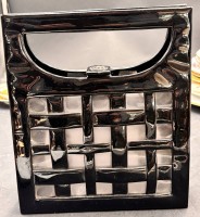 Auktion 369 / Los 13031 <br>kl. vintage Lack-Handtasche, 70-er Jahre U.K. Patent, 23x20 cm