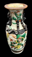 Auktion 369 / Los 15549 <br>alte  China-Vase, fig&uuml;rliches Dekor, oberer Rand mit Abplatzer, H-20 cm