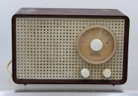 Auktion 369<br>Braun SK 1 R&ouml;hrenradio, Entw. Fritz Eichler und Artur Braun, um 1955, Geh&auml;use besch&auml;digt, Stecker abgeschnitten, Funktion nicht gepr&uuml;ft, H-15,2cm B-23cm