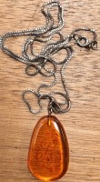 Auktion 369<br>Halskette mit Anh&auml;nger, brauner Stein mit Ziermonogramm, Silber-925-