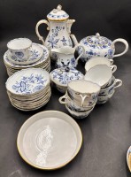 Auktion 369<br>Kaffee-Teeservice "Meissen" Zwiebelmuster mit Gold, f&uuml;r 9 Personen,32 Teile, wohl alles 1.Wahl, nur die 9 Tassen 2.Wahl, hpts. Knaufzeit um 1860, gr. Kaffeekanne, Teekanne, Milch-Zucker, 9 kpl. Gedecke, 1 Schale oder &auml;hnliches?, wohl alles guter Zustand, nur Deckelrose bei Zuckertopf min. Chip, H-26 cm