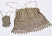 Auktion 369<br>gr. u. kl. Kettentaschen, versilbert, gr&ouml;&szlig;ere besch&auml;digt, ca. H-17cm u. H-8cm