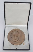 Auktion 369<br>Gedenkmedaille aus Bronze, die Wilhelm Hesse am 15. Oktober 1952 f&uuml;r sein 60-j&auml;hriges Wirken f&uuml;r das Unternehmen Basse &amp; Selve in Altena, in Kasten, D-11,5cm