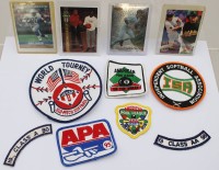 Auktion 369<br>Sportkonvolut, 4x Sammelkarten und 7x div. Stoffaufn&auml;her, USA