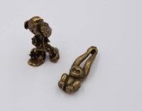 Auktion 369 / Los 15158 <br>2x kl. Messing-Figuren, Adler und Affe, ca. H-4cm