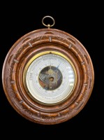 Auktion 369<br>Wandbarometer in beschnitzten runden Holzgeh&auml;use J.Kieven, Ddf., D-18 cm, verso dat. 1910