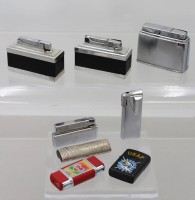 Auktion 369<br>Konvolut von 8 div. Feuerzeugen, u.a. Rowenta, Gr&ouml;&szlig;te ca. H-6,5cm B-8cm