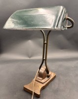 Auktion 369<br>schwere "Bankers Lamp", Bronzestand mit verstellbaren, emaillierten gr&uuml;nen Schirm um 1910/20, leiche Altersspuren, innen im Schirm Emaille tw. beschlagen, H-ca. 40 cm, B-ca. 27 cm