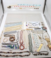 Auktion 369<br>gr. Konvolut div. Stein-u. Modeschmuck, 1,6kg.