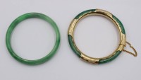 Auktion 369<br>2x Jade-Armreife, 1x vergoldete Monturen, je ca. D-6cm