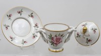 Auktion 369<br>gr. Trembleuse (Schokoladentasse) mit Rosendekor,  "Sevres", handbemalt, guter Zustand, H-14 cm