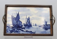 Auktion 369<br>Tablett, &auml;lter, niederl&auml;ndische Hafenszene, Holzrahmen, ca. 43,5 x 27,5cm