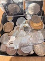 Auktion 369<br>kl. T&uuml;te voller div. M&uuml;nzen  und Medaillen, unsortiert und ungesichtet, wohl einige Silber? ca 60  Teile, 686 gr.