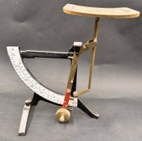 Auktion 369<br>Briefwaage mit emaill. Skala, verstaubt