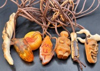 Auktion 369 / Los 1240 <br>7x Halsketten, (Stoff/Leder) mit div. Anh&auml;ngern, alles Handarbeit