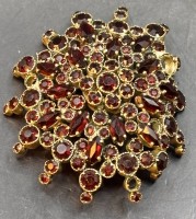 Auktion 369<br>alte Granatbrosche, Metallfassung etwas verbogen, einige Steine fehlen, D-4 cm